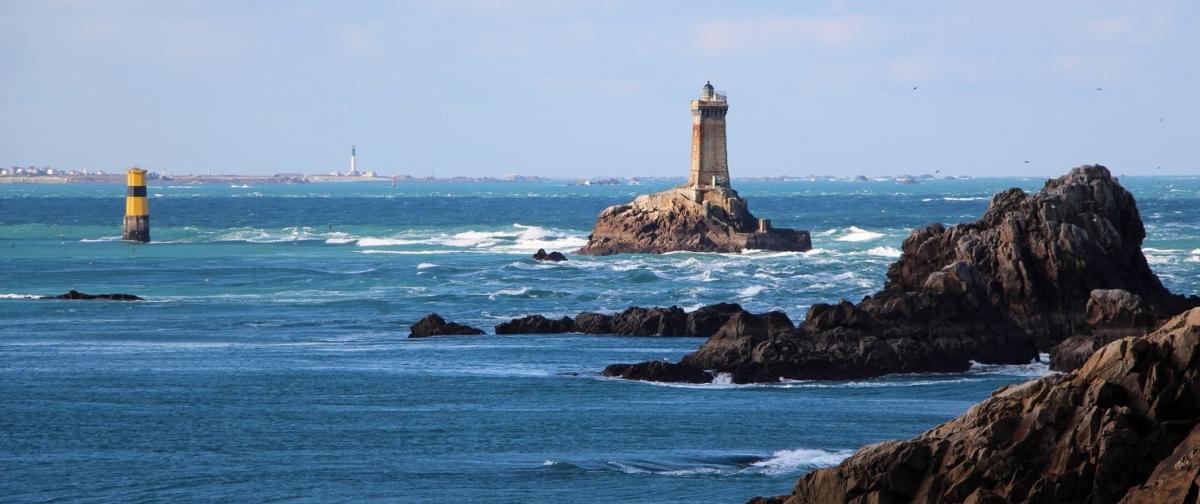 la_vieille_la_plate_et_le_phare_de_l_ile_de_sein_panoramique.jpg